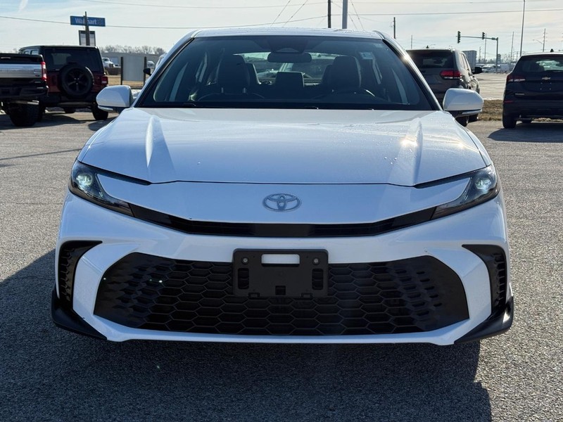 Toyota Camry Vehicle Full-screen Gallery Image 9