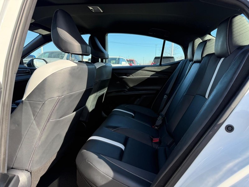 Toyota Camry Vehicle Full-screen Gallery Image 10