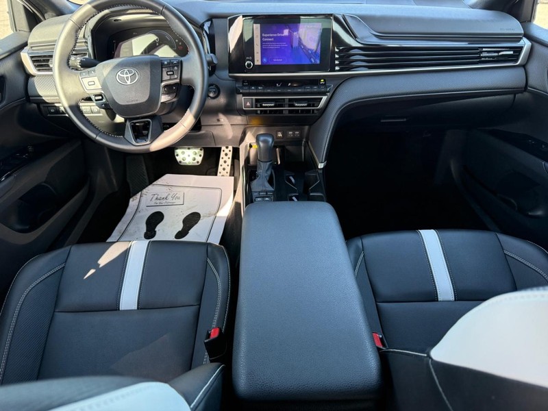 Toyota Camry Vehicle Full-screen Gallery Image 11