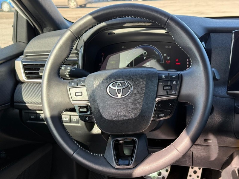 Toyota Camry Vehicle Full-screen Gallery Image 12