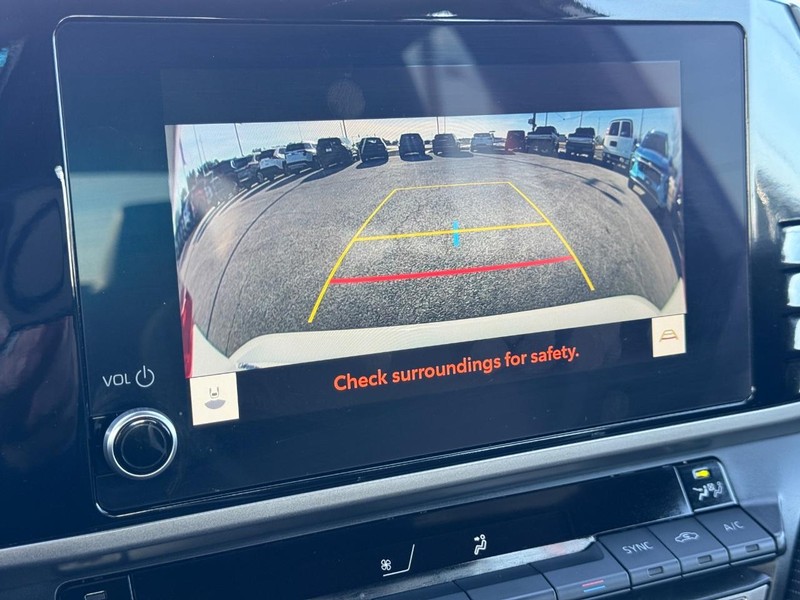 Toyota Camry Vehicle Full-screen Gallery Image 17