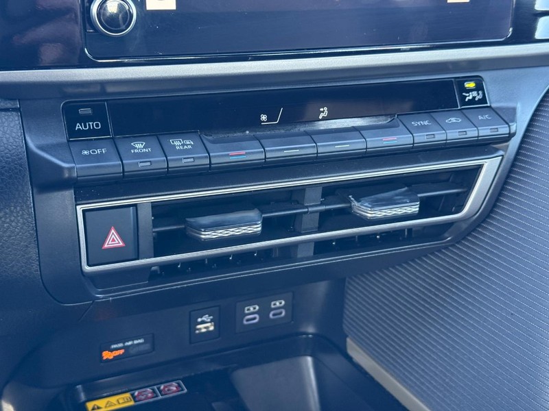 Toyota Camry Vehicle Full-screen Gallery Image 18