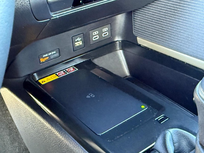 Toyota Camry Vehicle Full-screen Gallery Image 19