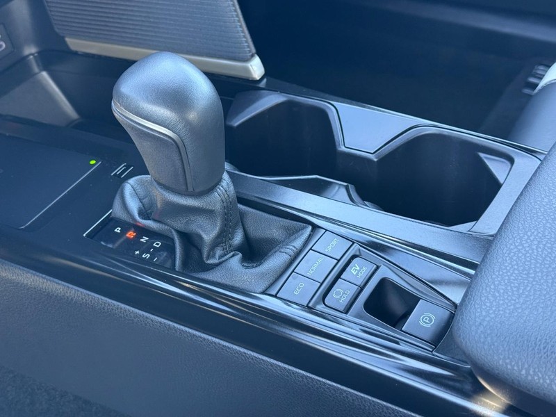 Toyota Camry Vehicle Full-screen Gallery Image 20