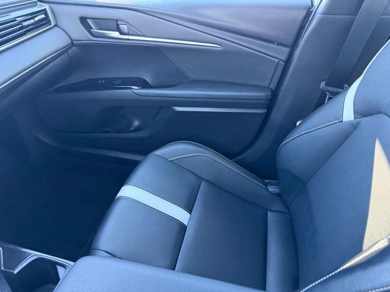 Toyota Camry Vehicle Full-screen Gallery Image 21