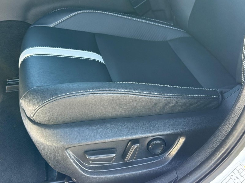 Toyota Camry Vehicle Full-screen Gallery Image 25