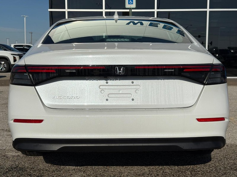 Honda Accord Sedan Vehicle Full-screen Gallery Image 4