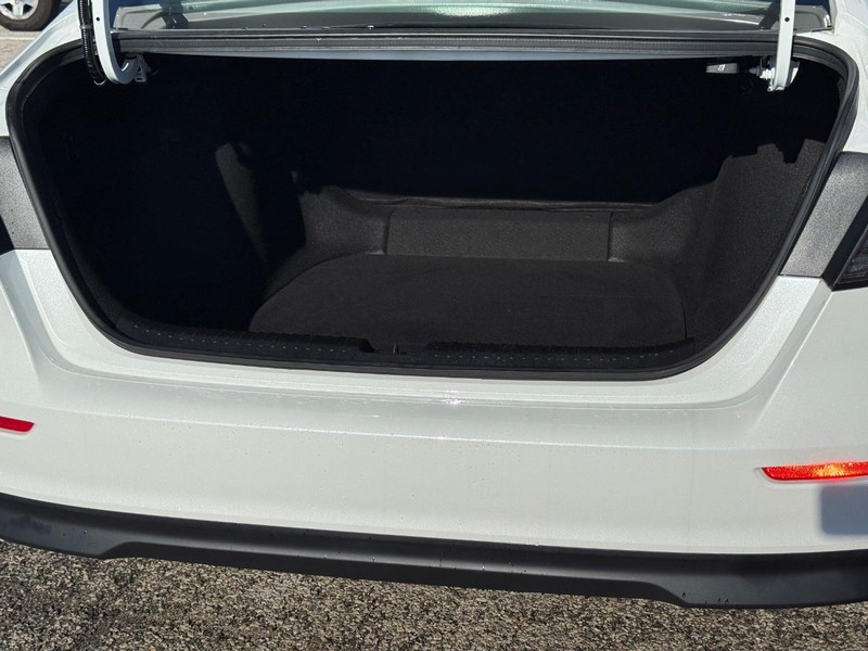 Honda Accord Sedan Vehicle Full-screen Gallery Image 6