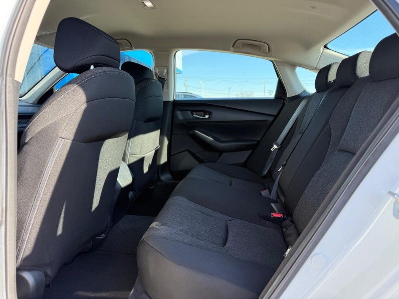 Honda Accord Sedan Vehicle Full-screen Gallery Image 10