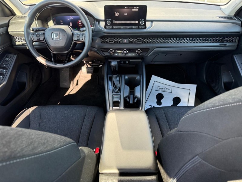 Honda Accord Sedan Vehicle Full-screen Gallery Image 11