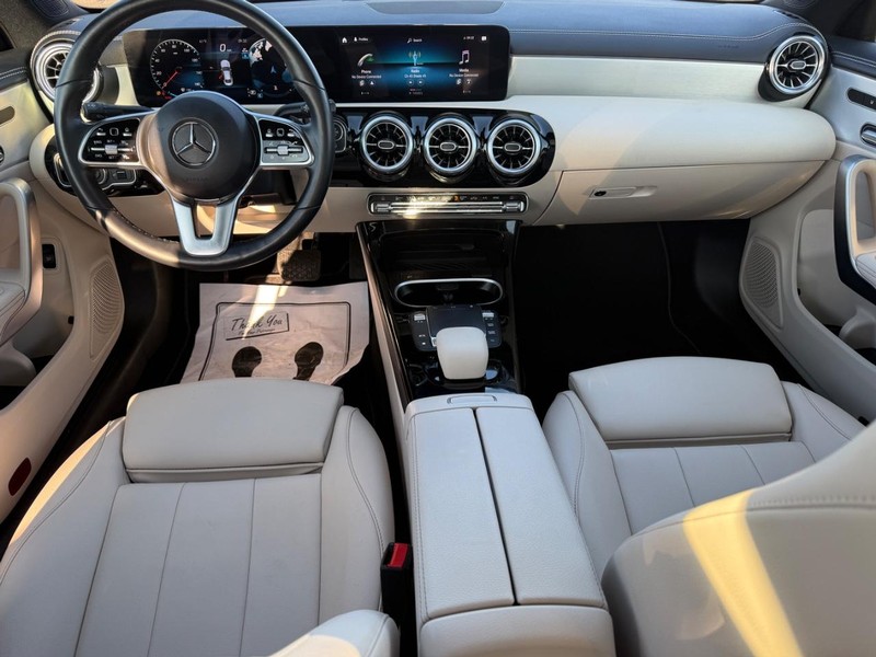 Mercedes-Benz CLA Vehicle Full-screen Gallery Image 12