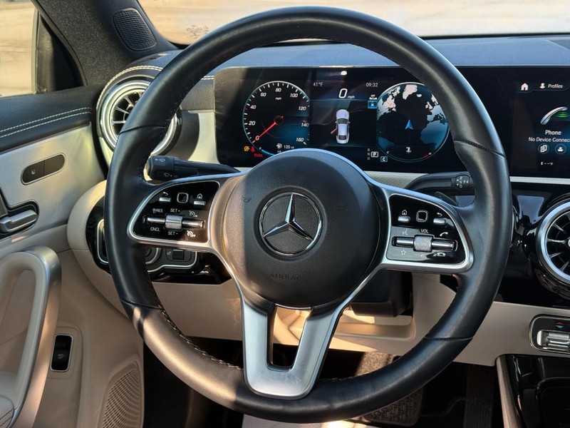 Mercedes-Benz CLA Vehicle Full-screen Gallery Image 13