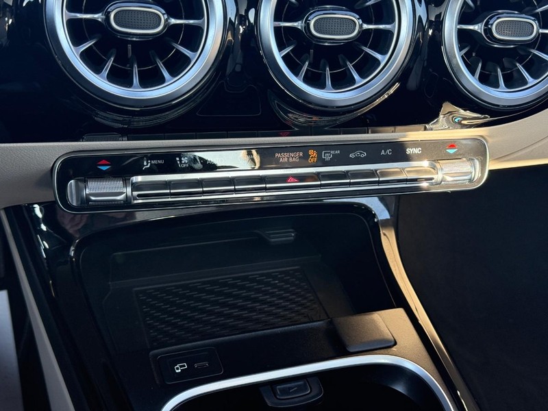 Mercedes-Benz CLA Vehicle Full-screen Gallery Image 18