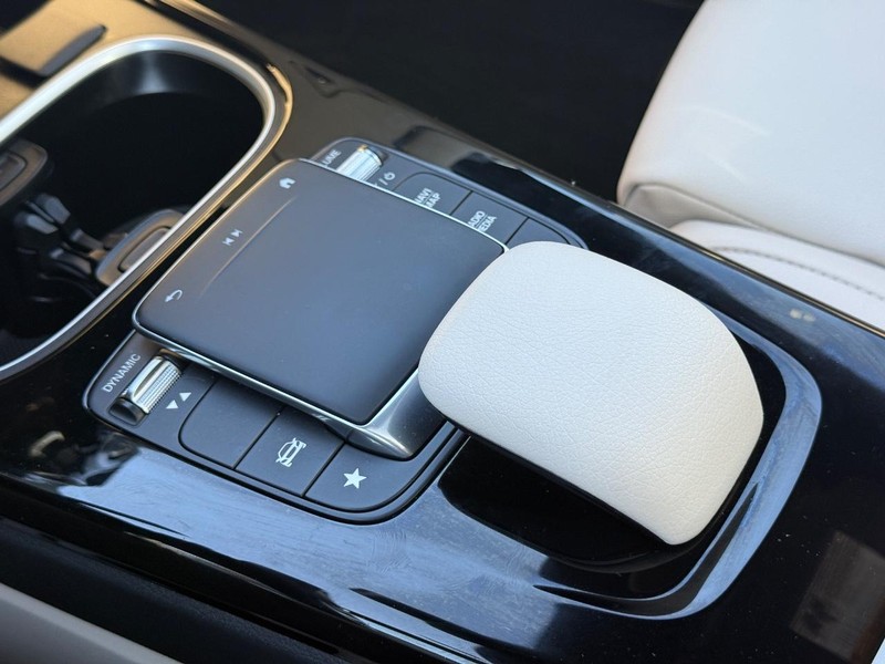 Mercedes-Benz CLA Vehicle Full-screen Gallery Image 19