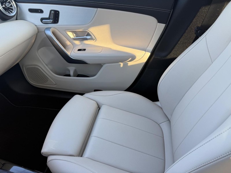 Mercedes-Benz CLA Vehicle Full-screen Gallery Image 20