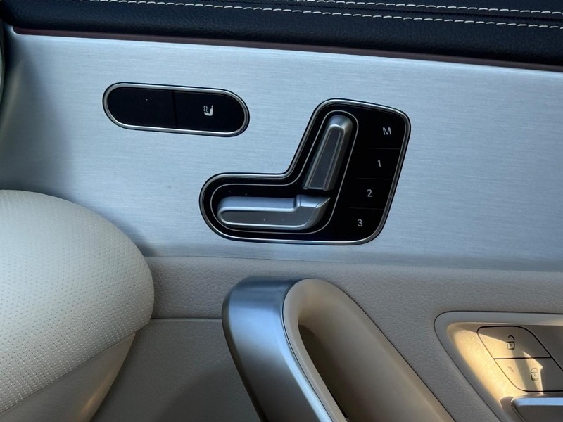 Mercedes-Benz CLA Vehicle Full-screen Gallery Image 21