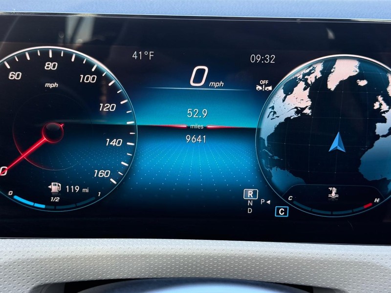 Mercedes-Benz CLA Vehicle Full-screen Gallery Image 22