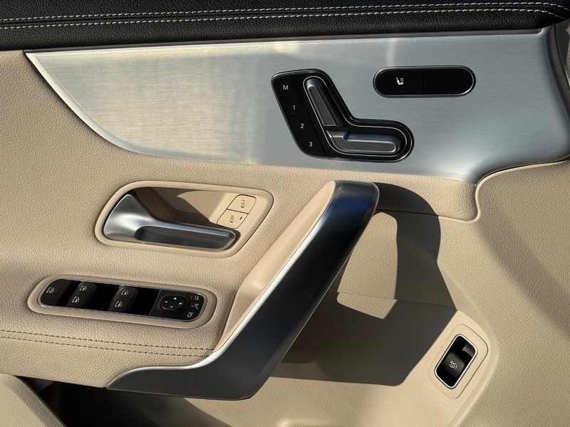 Mercedes-Benz CLA Vehicle Full-screen Gallery Image 23