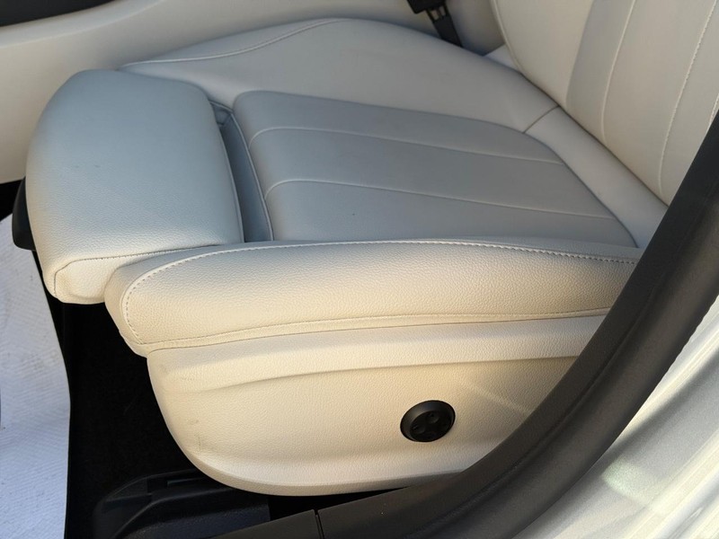 Mercedes-Benz CLA Vehicle Full-screen Gallery Image 24