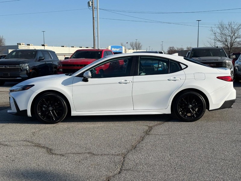 Toyota Camry Vehicle Full-screen Gallery Image 2