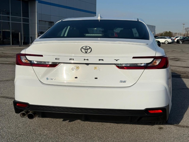 Toyota Camry Vehicle Full-screen Gallery Image 4