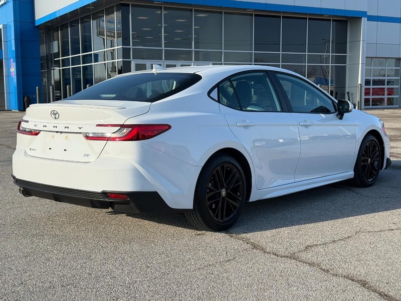 Toyota Camry Vehicle Full-screen Gallery Image 5