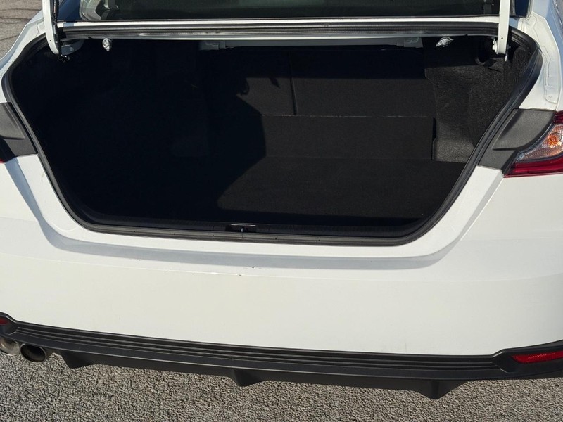 Toyota Camry Vehicle Full-screen Gallery Image 6