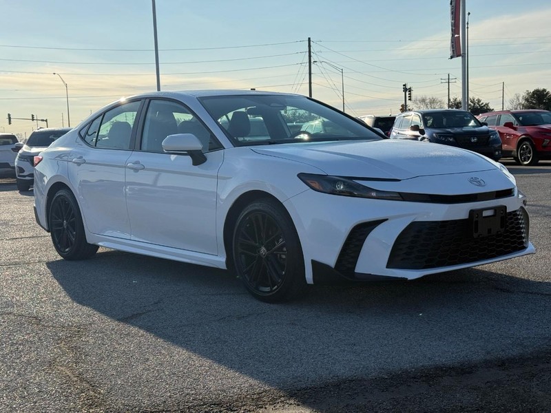 Toyota Camry Vehicle Full-screen Gallery Image 8