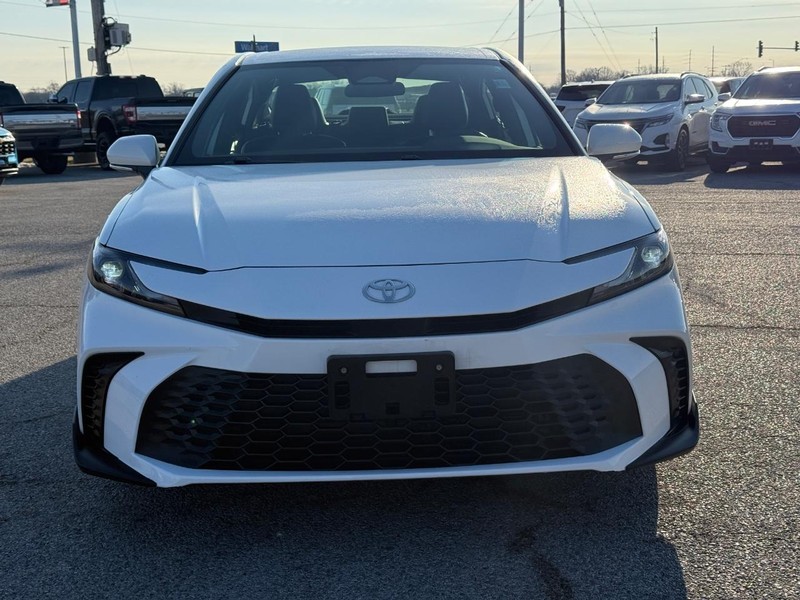 Toyota Camry Vehicle Full-screen Gallery Image 9