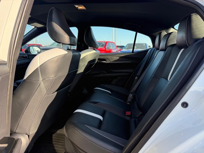 Toyota Camry Vehicle Full-screen Gallery Image 10