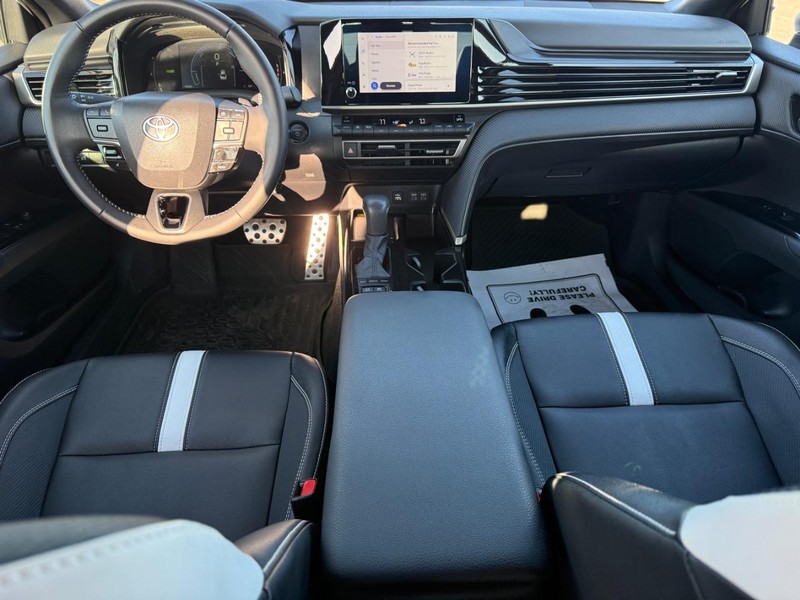 Toyota Camry Vehicle Full-screen Gallery Image 11