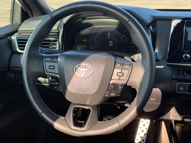 Toyota Camry Vehicle Full-screen Gallery Image 12