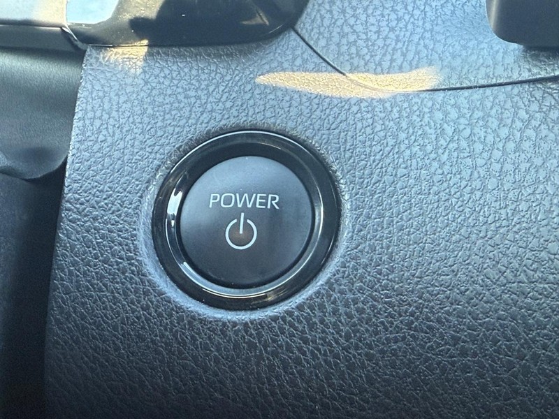 Toyota Camry Vehicle Full-screen Gallery Image 15