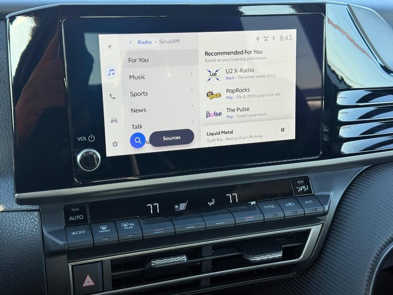 Toyota Camry Vehicle Full-screen Gallery Image 16