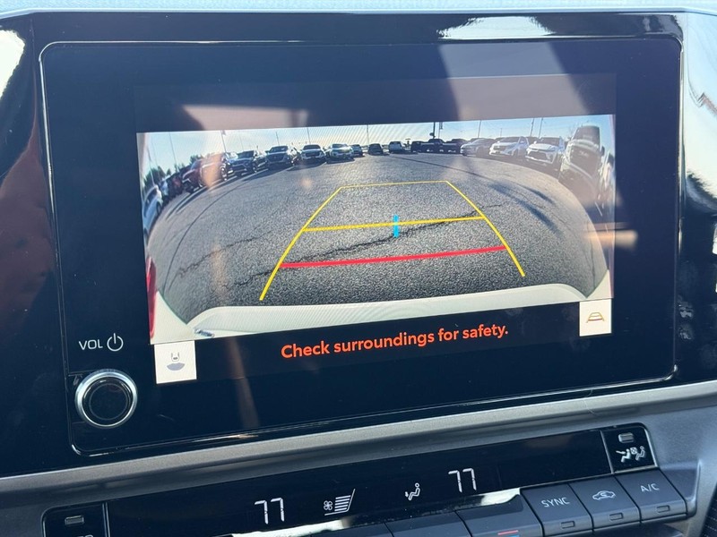 Toyota Camry Vehicle Full-screen Gallery Image 17