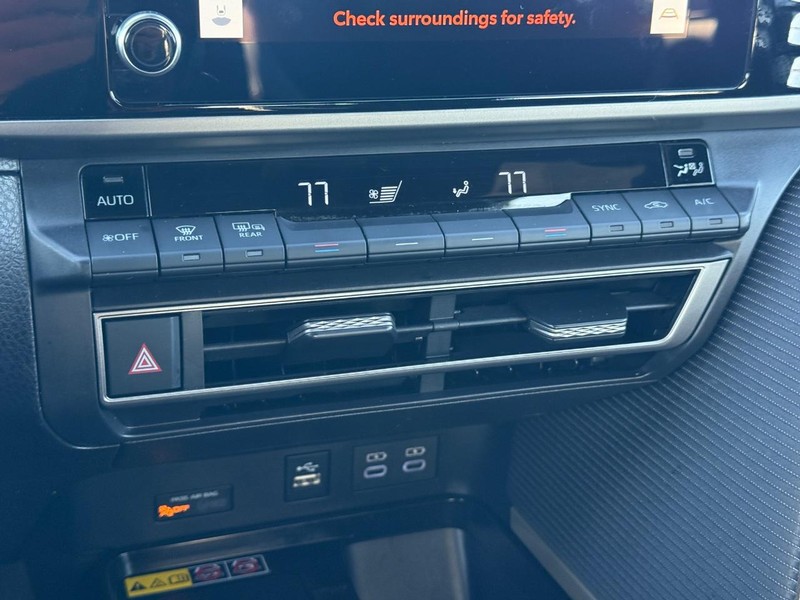 Toyota Camry Vehicle Full-screen Gallery Image 18