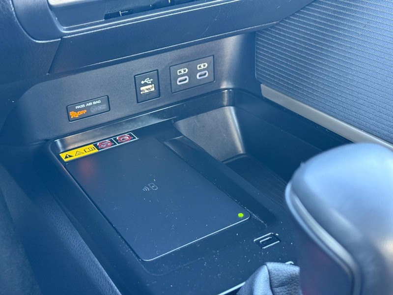 Toyota Camry Vehicle Full-screen Gallery Image 19