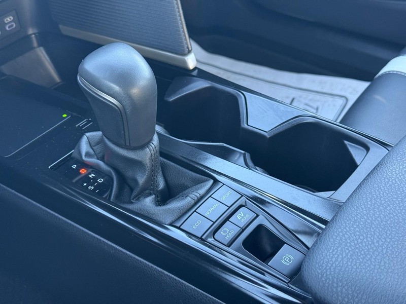 Toyota Camry Vehicle Full-screen Gallery Image 20