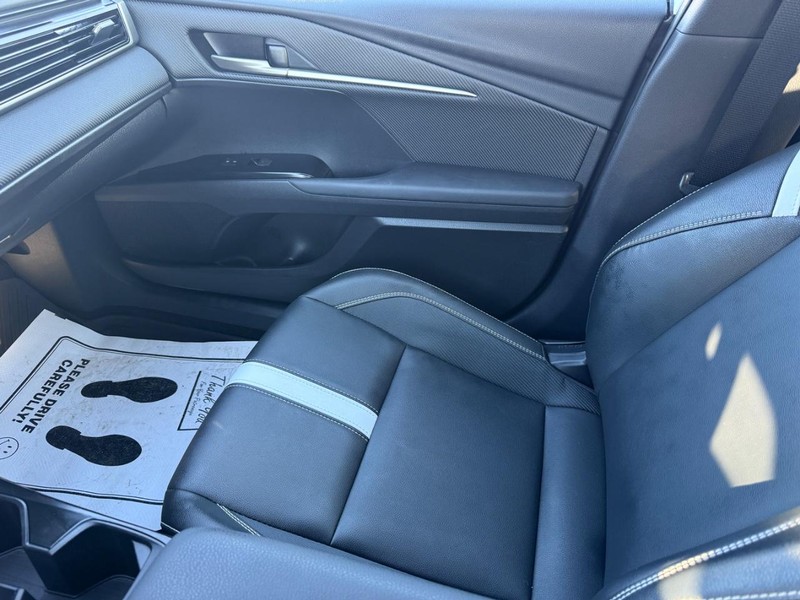 Toyota Camry Vehicle Full-screen Gallery Image 21