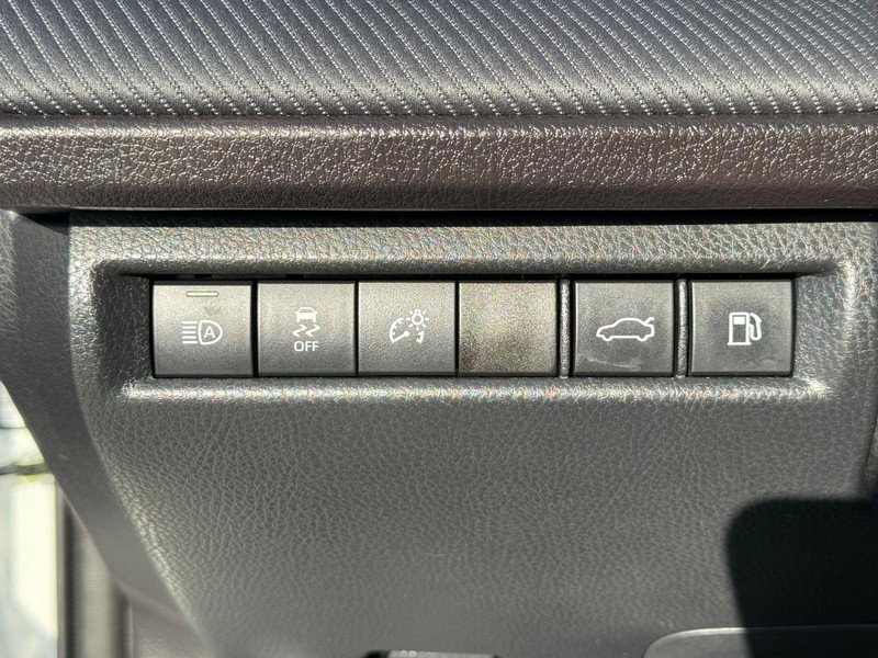 Toyota Camry Vehicle Full-screen Gallery Image 23