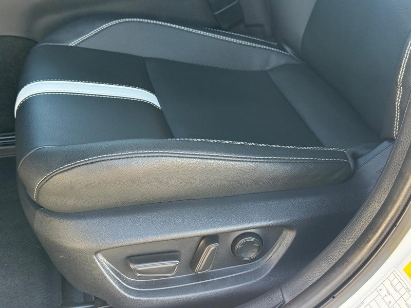 Toyota Camry Vehicle Full-screen Gallery Image 25