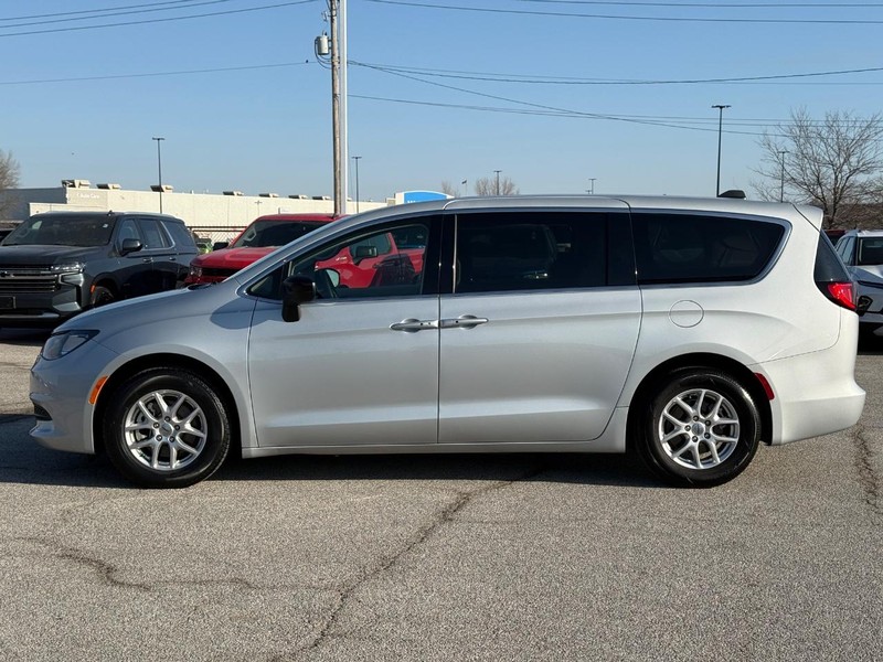 Chrysler Voyager Vehicle Full-screen Gallery Image 2