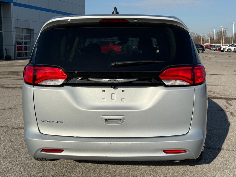 Chrysler Voyager Vehicle Full-screen Gallery Image 4
