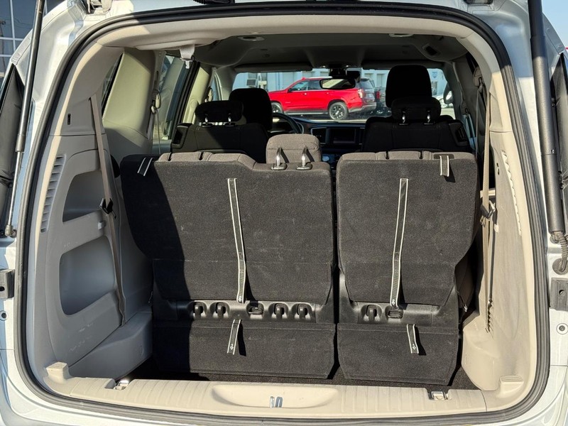 Chrysler Voyager Vehicle Full-screen Gallery Image 6