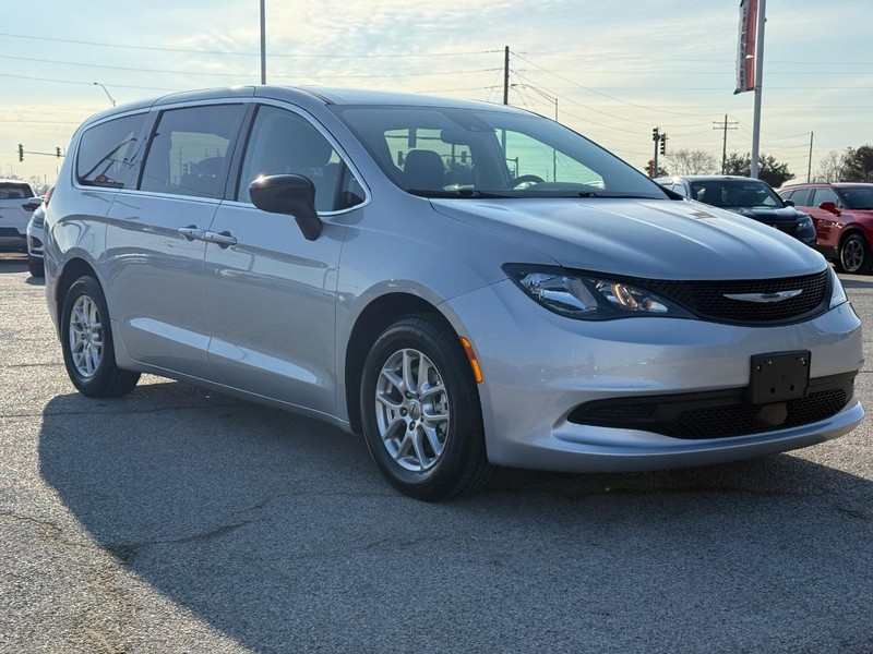 Chrysler Voyager Vehicle Full-screen Gallery Image 8