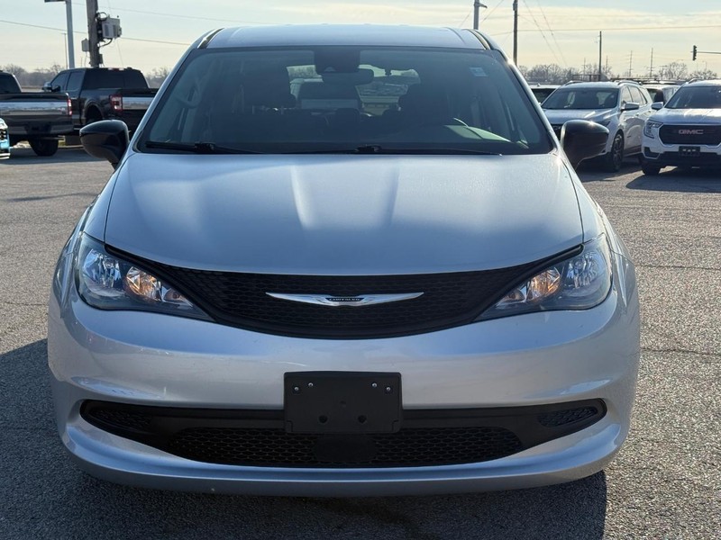 Chrysler Voyager Vehicle Full-screen Gallery Image 9