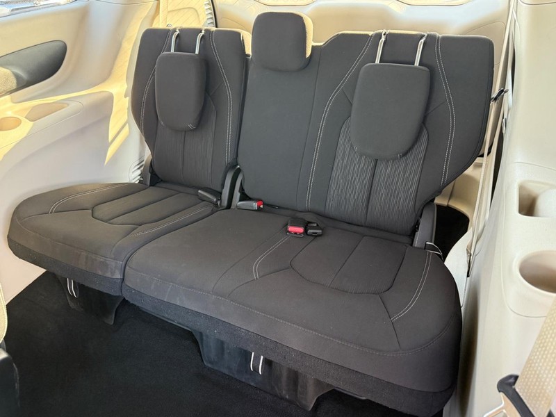 Chrysler Voyager Vehicle Full-screen Gallery Image 10