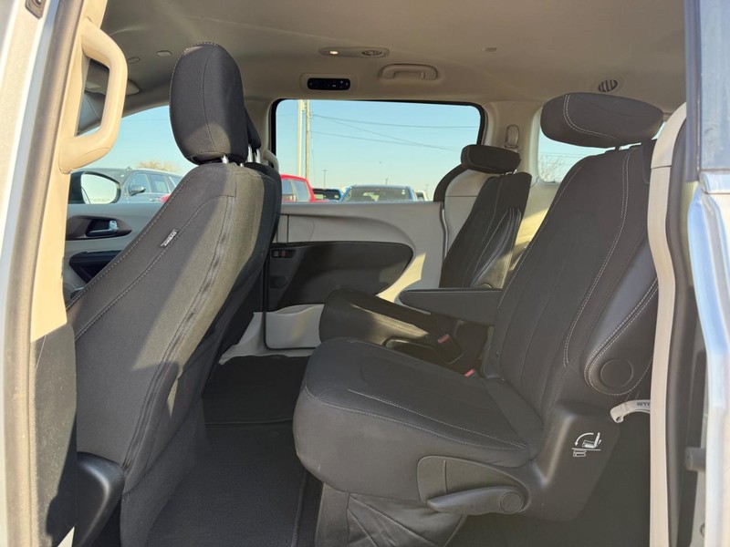 Chrysler Voyager Vehicle Full-screen Gallery Image 11