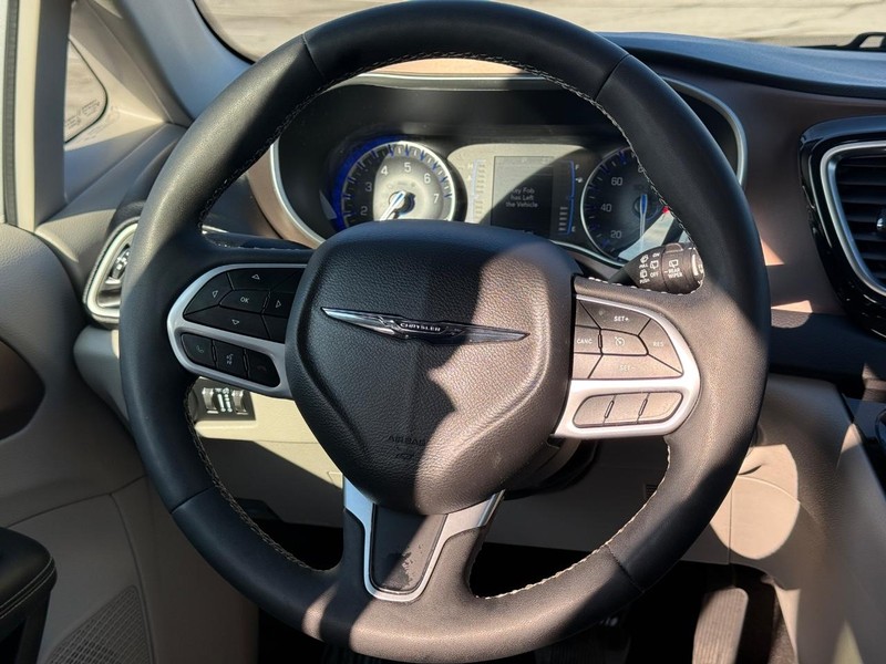 Chrysler Voyager Vehicle Full-screen Gallery Image 13