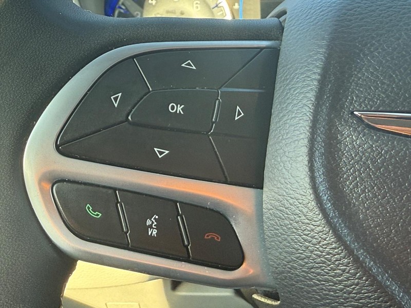 Chrysler Voyager Vehicle Full-screen Gallery Image 14